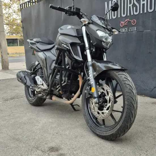 FZ 250 usada Santiago frontal tres cuartos